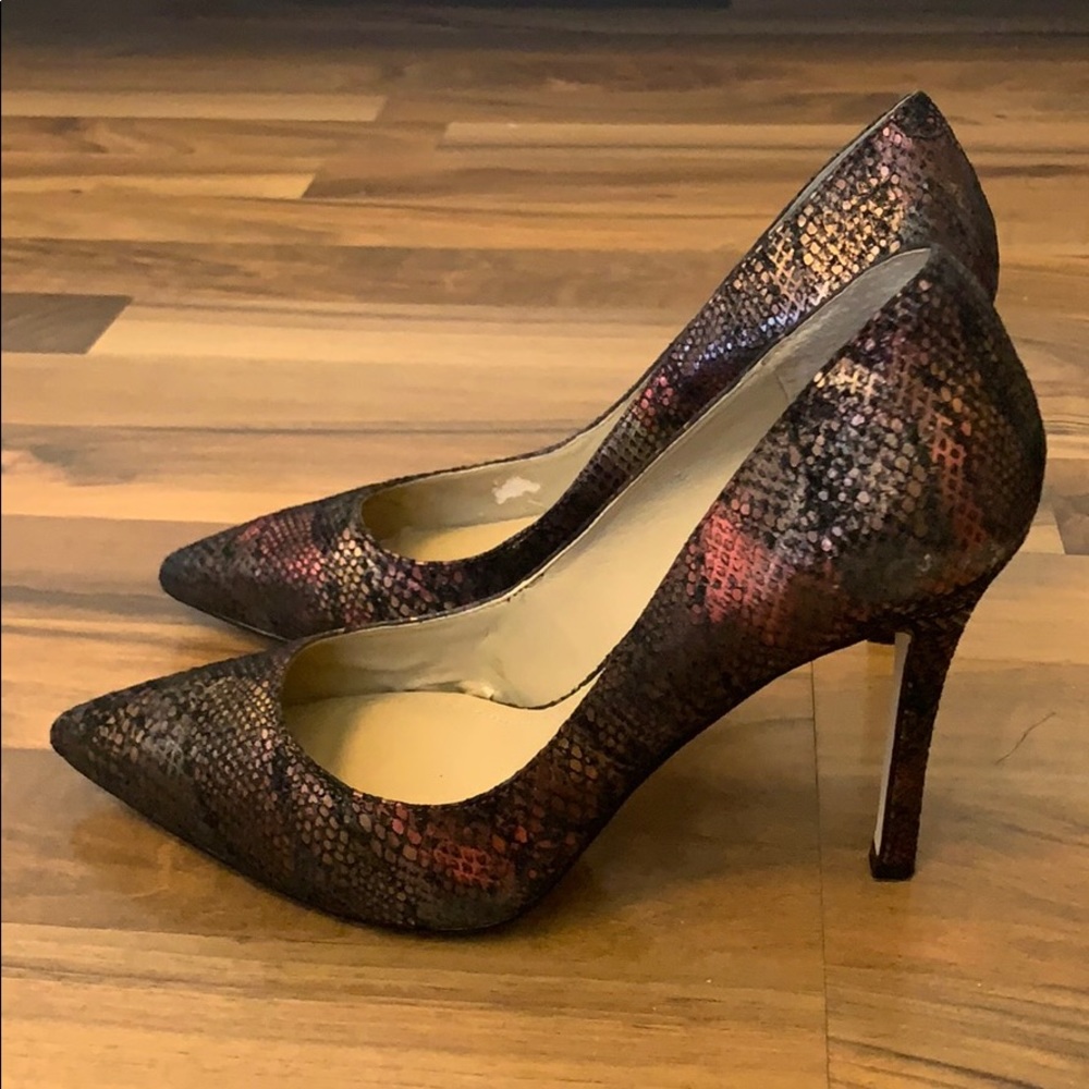 BCBG Pumps snake skin look